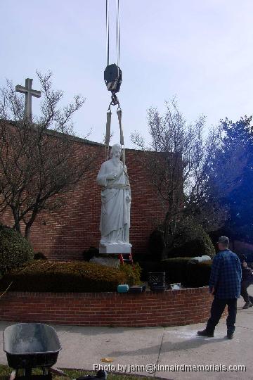 2002-03-06__Pdrm1910.jpg - The statue is slowly lifted from it's original location.